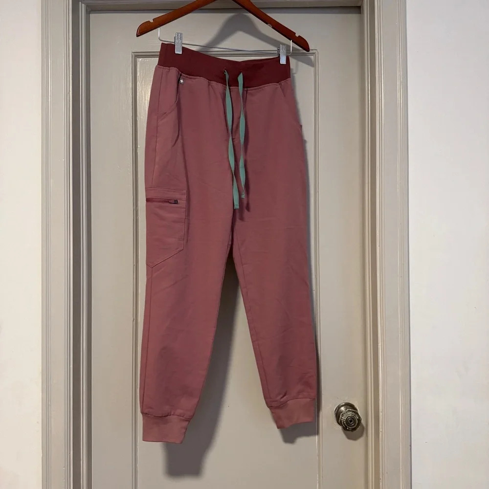 Women’s Figs mineral mauve jogger size S/P